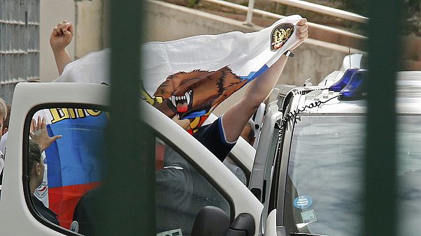 Duas dezenas de adeptos de futebol russos expulsos de França Duas dezenas de adeptos de futebol russos expulsos de França