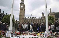 Reino Unido: família de deputada assassinada participa em homenagem emotiva