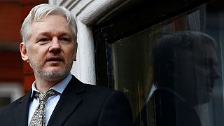 Chomsky describe el "crimen que ha cometido Assange" en el cuarto aniversario de su encierro