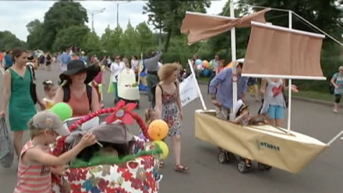 Moscovo: o desfile dos carrinhos de bebés