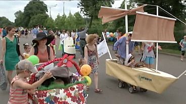 Desfile de carritos para bebé con imaginación en Moscú