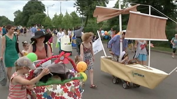 Moszkva: babakocsis felvonulás Moszkva: babakocsis felvonulás