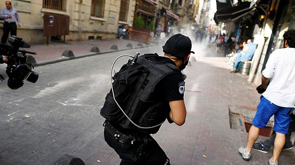 Türkei: Polizei löst Homosexuellen-Demo gewaltsam auf Türkei: Polizei löst Homosexuellen-Demo gewaltsam auf