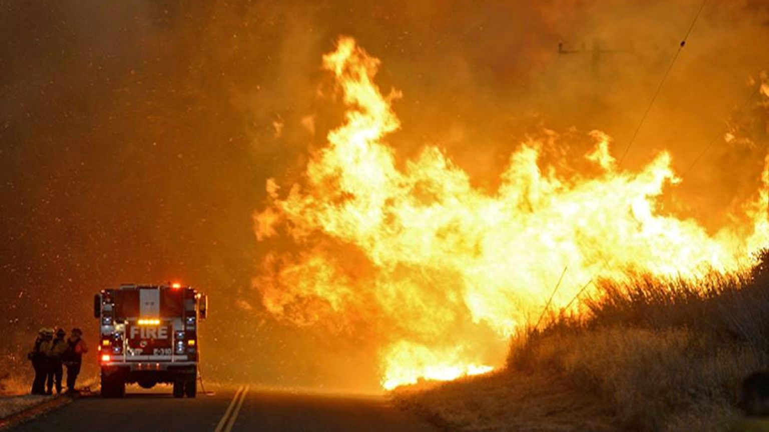 EUA: Vento forte e temperaturas altas não dão descanso aos bombeiros na Califórnia