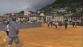 Le rêve de marcher sur l'eau réalisé par l'artiste Christo en Italie