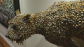 Artista colombiano Federico Uribe faz esculturas a partir de balas e canetas