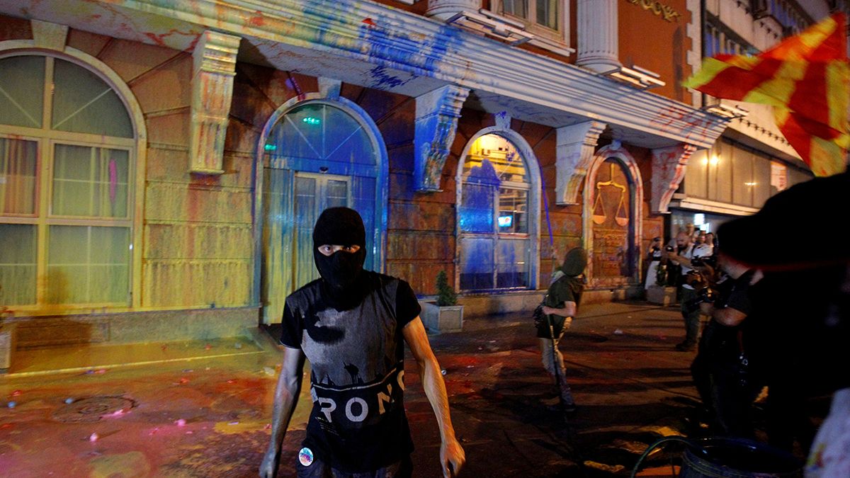 Újabb épület esett áldozatául a színes forradalomnak Szkopjéban