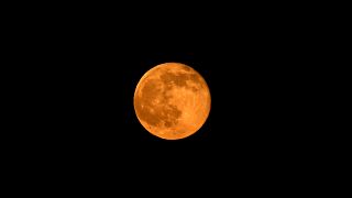 Miles de personas han celebrado la luna de fresa y el solsticio de verano