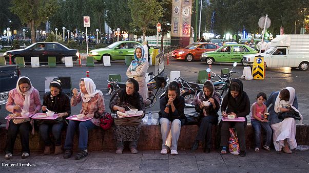 توسل به زور در اجرای احکام دینی در ماه رمضان توسل به زور در اجرای احکام دینی در ماه رمضان