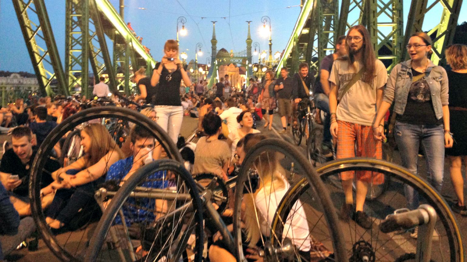 Fürtökben lógnak a piknikezők a Szabadság hídon