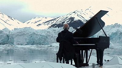 لودوفيكو إينودي يعزف على منصة عائمة في المحيط المتجمد الشمالي