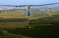 Végállomásához közelít világkörüli útján a napelemes repülő