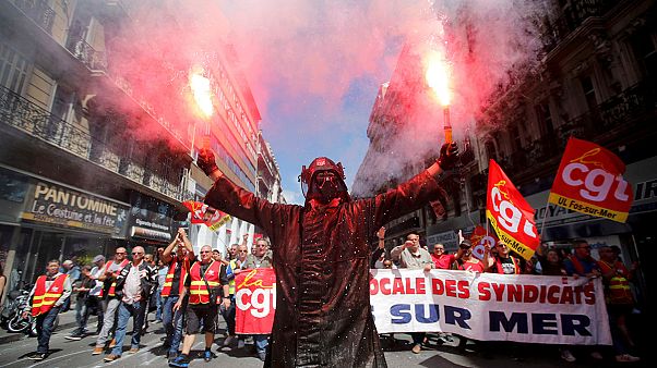 Fransa'da çalışma yasası protesto edildi: 100 kişi gözaltında Fransa'da çalışma yasası protesto edildi: 100 kişi gözaltında