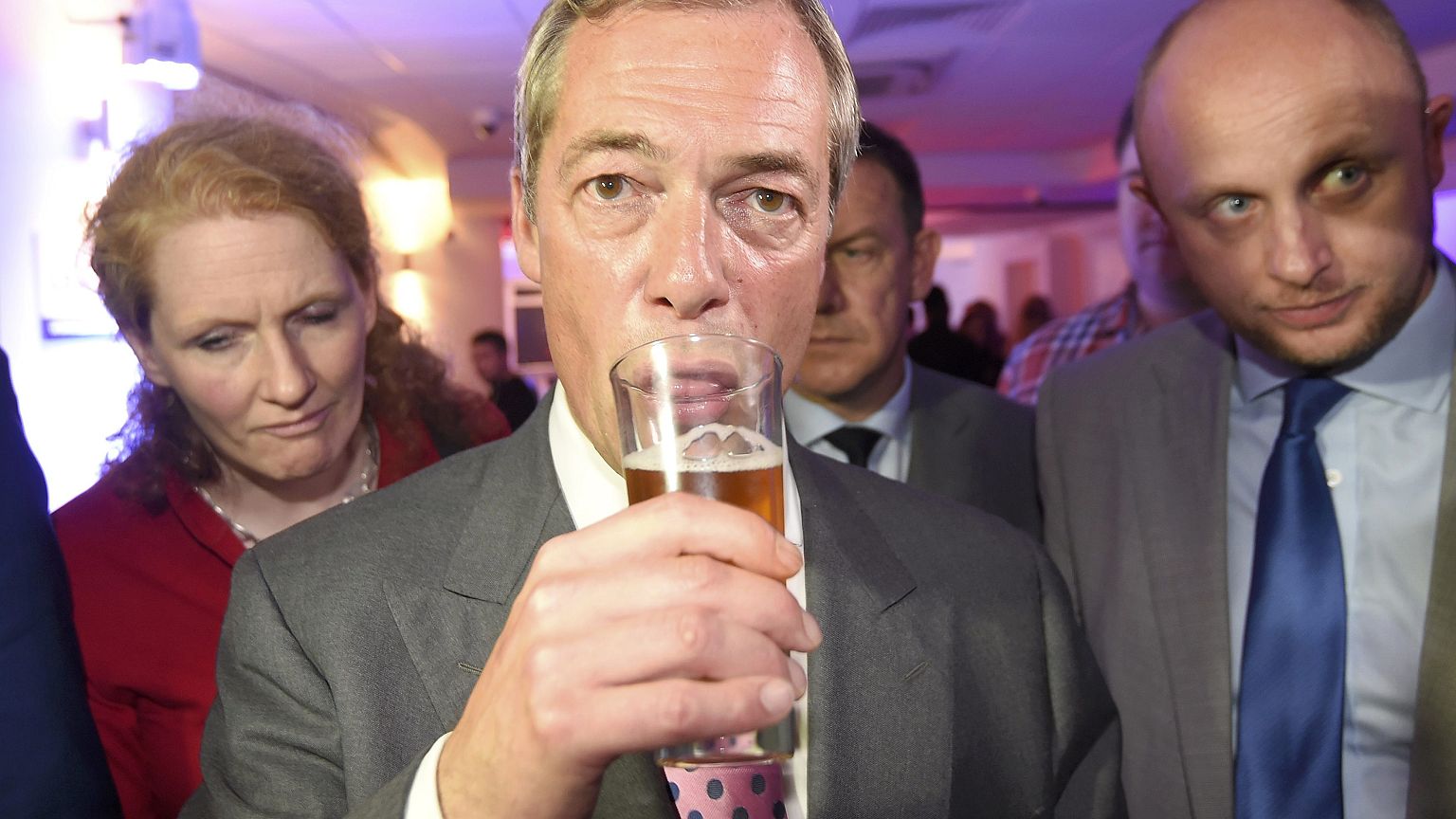 Fejhosszal vezetnek a Brexit-pártiak Nagy-Britanniában
