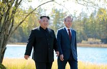 Image: North Korea's leader Kim Jong Un (L) and South Korean President Moon