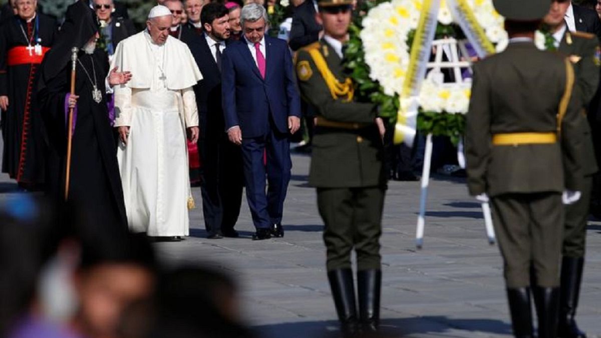 Ferenc pápa az örmény népirtás emlékművénél