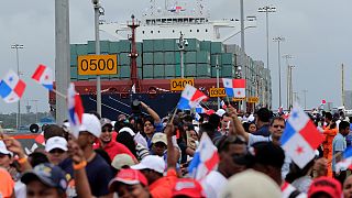 Un buque chino de 300 metros de eslora inaugura la ampliación del Canal de Panamá