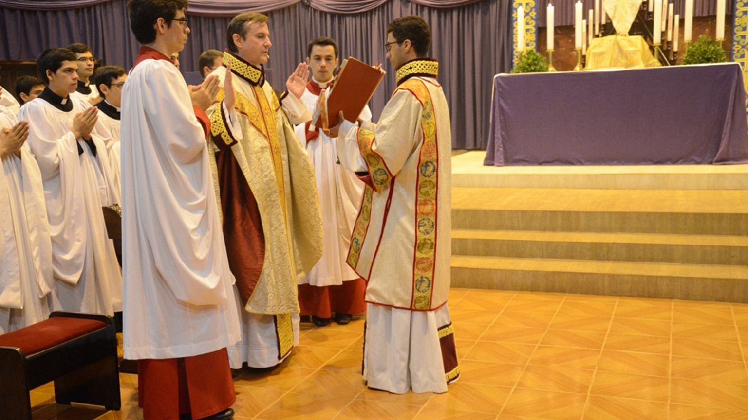 Image: Priest Carlos Urrutigoity celebrates Mass