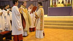 Image: Priest Carlos Urrutigoity celebrates Mass