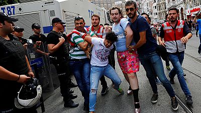 Турция: полиция не дала провести гей-парад