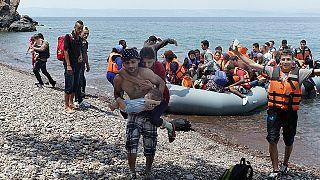 Μυτιλήνη: Πρόσφυγας κουβαλά στην πλάτη την τυφλή γυναίκα του και αγκαλιά το μωρό τους!