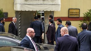 Image: Saudi officials arrive at Saudi Arabia's consulate in Istanbul on Tu