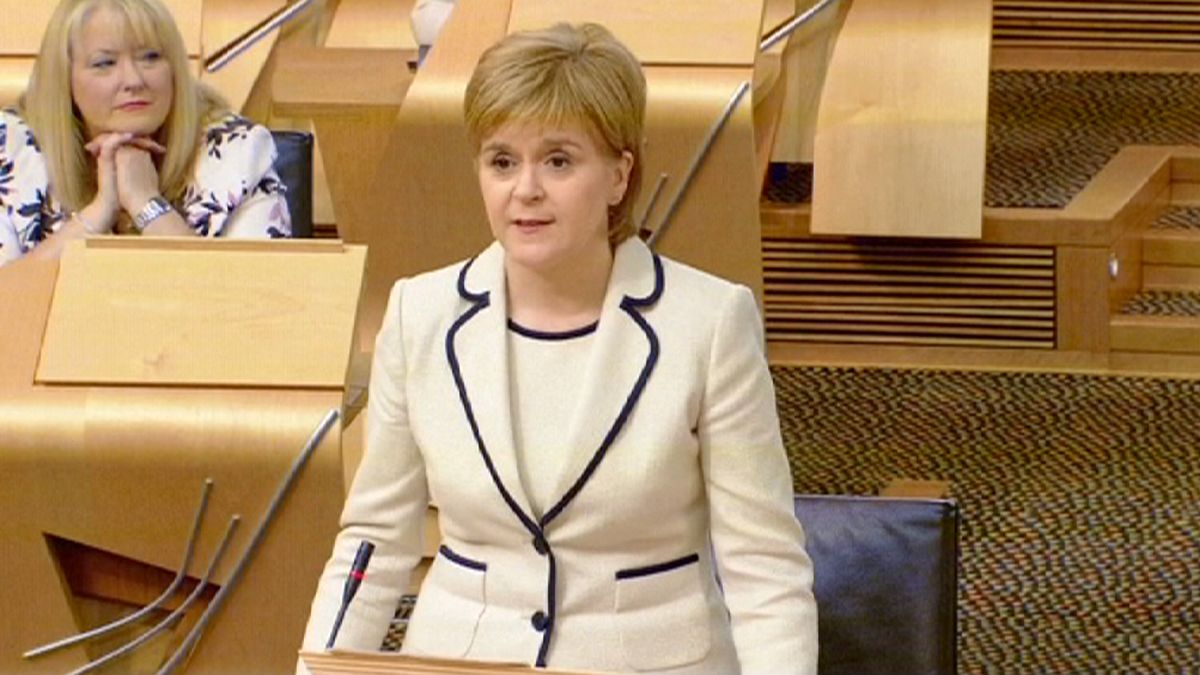 Scozia, il primo ministro Nicola Sturgeon: "Vogliamo restare nell'Unione Europea"