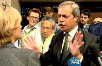 Farage show a Bruxelles "L'Ue è morta"
