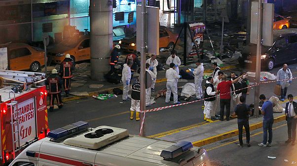 Atatürk Havalimanı'nda intihar saldırısı: 36 ölü, 147 yaralı Atatürk Havalimanı'nda intihar saldırısı: 36 ölü, 147 yaralı