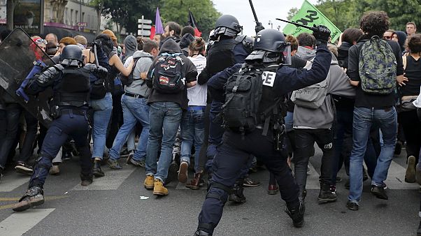 Wut über französische Arbeitsrechtsreform entlädt sich auf den Straßen Wut über französische Arbeitsrechtsreform entlädt sich auf den Straßen