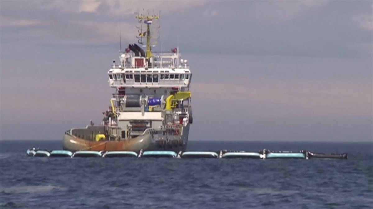 Riesenköcher für Plastikmüll in der Nordsee