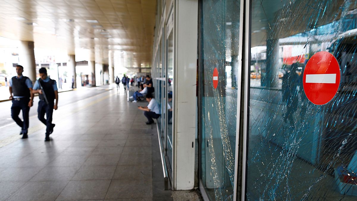 Число жертв теракта в аэропорту Стамбула превысило 40 человек