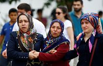 Κωνσταντινούπολη: Δραματικές ώρες για τους συγγενείς των θυμάτων
