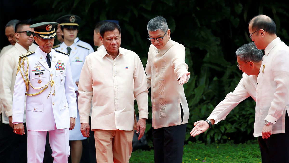 El polémico Rodrigo Duterte jura su cargo como presidente de Filipinas