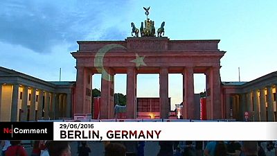 La Puerta de Brandeburgo se ilumina con la bandera de Turquía