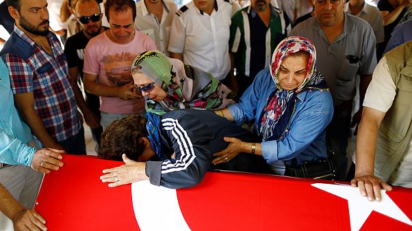 Homenajes a las víctimas de Estambul y acusaciones contra el Gobierno Homenajes a las víctimas de Estambul y acusaciones contra el Gobierno