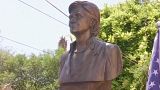 تمثال لهيلاري كلينتون في ألبانيا
