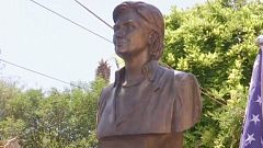 En Albanie, Hillary Clinton a déjà sa statue