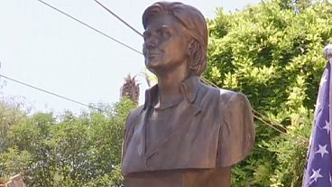 Hillary Clinton szobor Albániában
