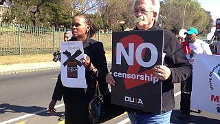 Des journalistes devant le siège de la SABC, en Afrique du Sud