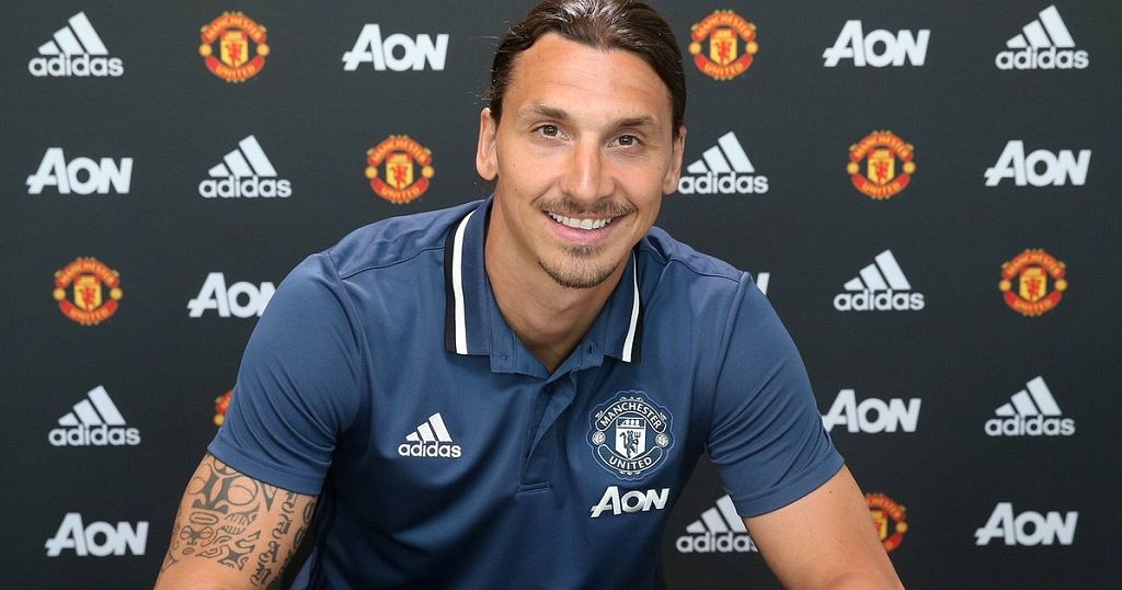 Photos] Ibrahimovic 'graces' Man United jersey