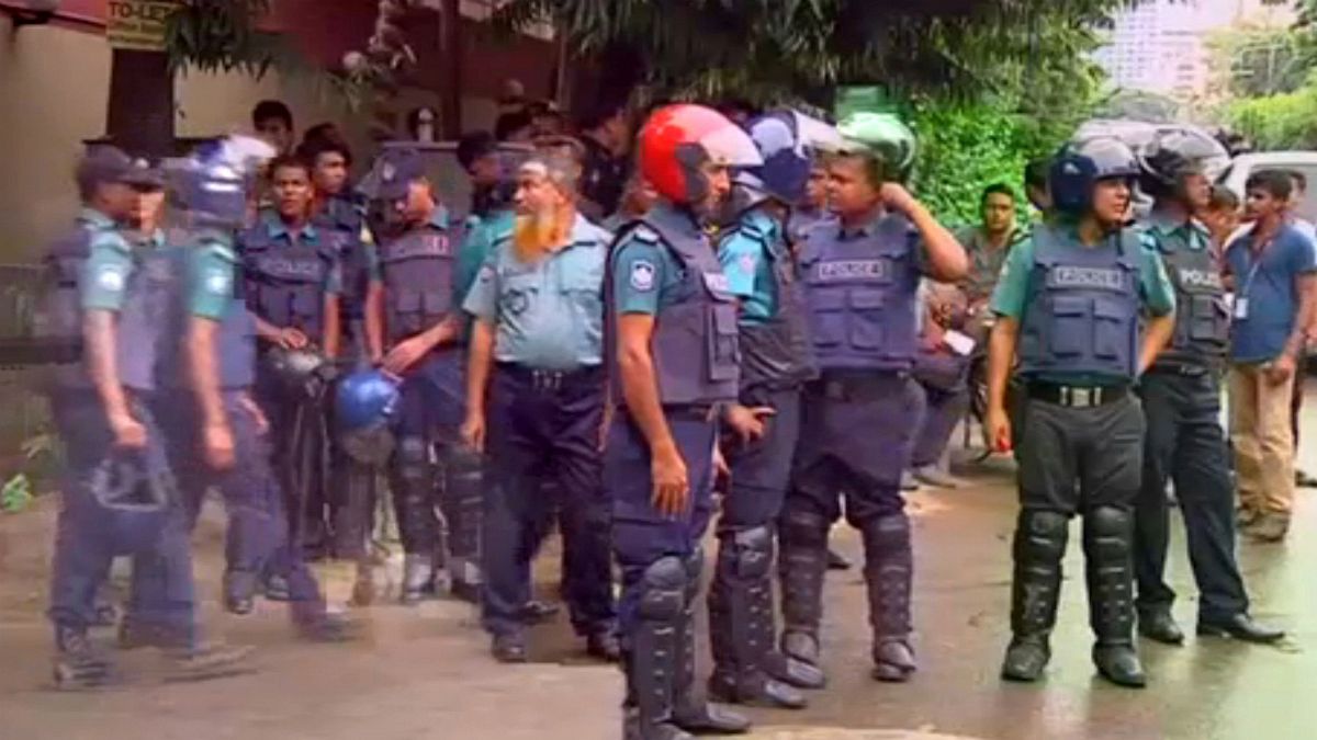 Túszmentésbe kezdtek a bangladesi hatóságok hajnalban