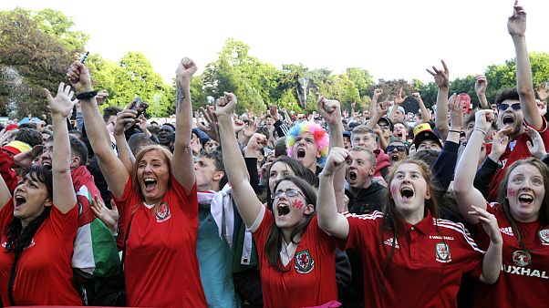 Ξέφρενοι πανηγυρισμοί για την πρόκριση της Ουαλίας στους ημιτελικούς του Euro Ξέφρενοι πανηγυρισμοί για την πρόκριση της Ουαλίας στους ημιτελικούς του Euro