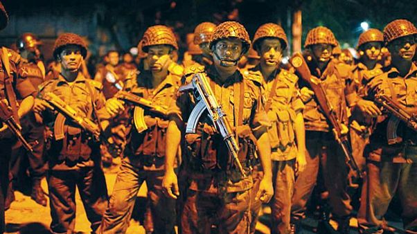 Concluye con 26 muertos la toma de rehenes de un comando islamista en Dacca Concluye con 26 muertos la toma de rehenes de un comando islamista en Dacca