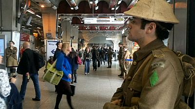 Színészek alakítottak világháborús katonákat a metróban