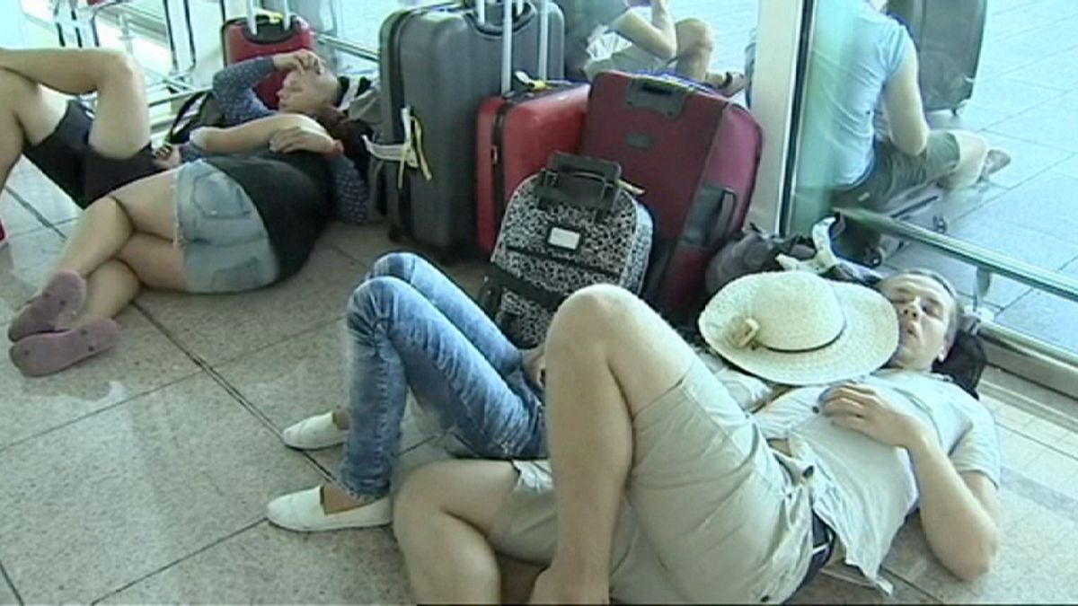 В аэропорту Барселоны задержаны десятки рейсов