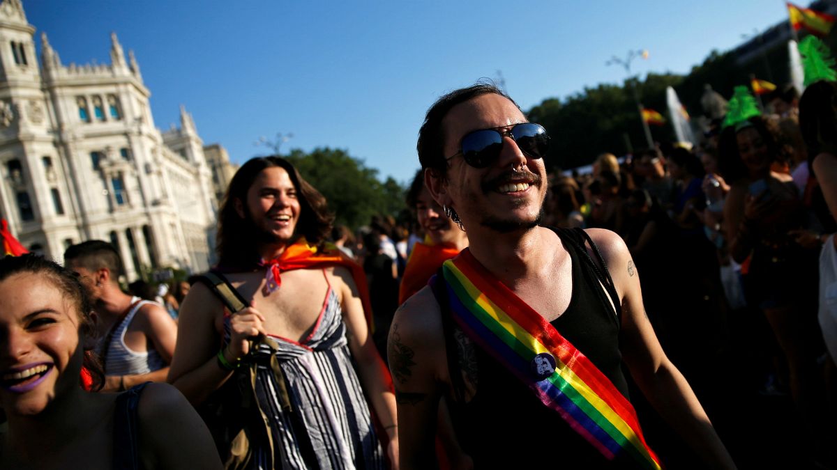 Πλήθος κόσμου στα Gay Pride σε Μαδρίτη και Παρίσι
