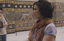 Egy szír menekült a berlini Pergamon Múzeum idegenvezetője