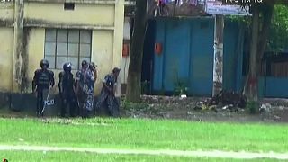 حمله مهاجمان به نیروهای پلیس بنگلادش شماری کشته و زخمی برجای گذاشت