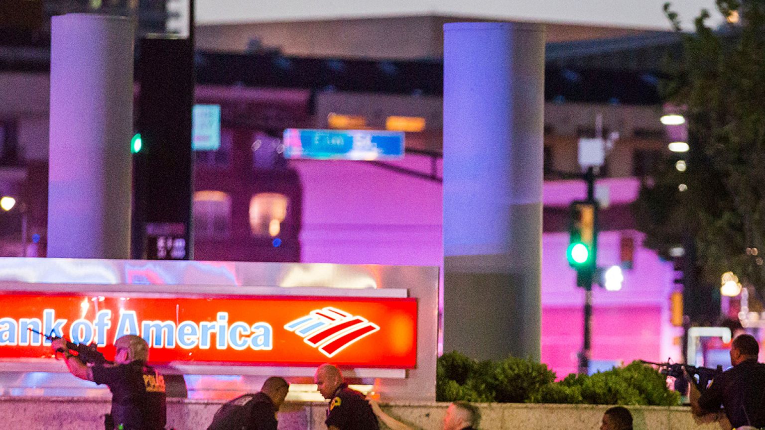 Dallas'ta keskin nişancılar 5 polisi öldürdü